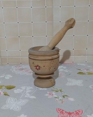 Mortaio antico on legno dipinto