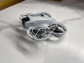 DJI Neo - Completo di accessori