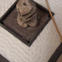 Giardino Zen giapponese da interno con fontana