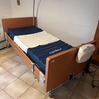 Letto ospedaliero con sponde 