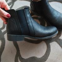 Mezzo stivaletto nero traforato