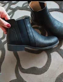 Mezzo stivaletto nero traforato