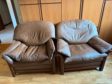 Poltrone in pelle vera e legno. Gratuito