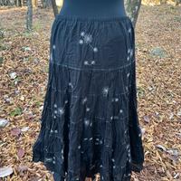 Gonna lunga nera morbida con fantasia chiara