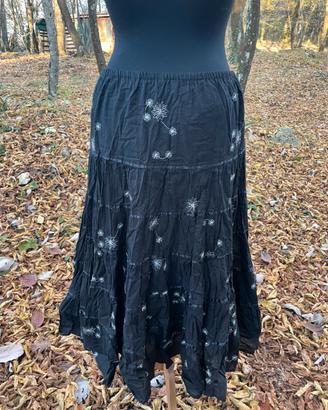 Gonna lunga nera morbida con fantasia chiara