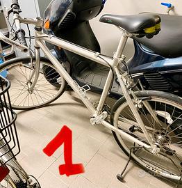 Quattro biciclette vintage. Solo ritiro