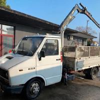 IVECO DAILY 35-10 CON GRU 3 SFILI E CASSONE FISSO