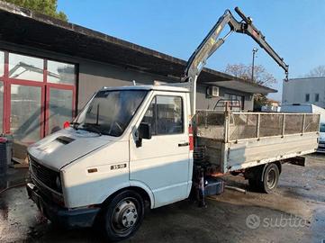 IVECO DAILY 35-10 CON GRU 3 SFILI E CASSONE FISSO