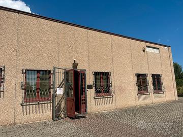 Salone con terreno a Biella