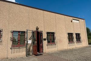 Salone con terreno a Biella