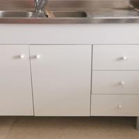 Sottolavello bianco più lavello acciaio inox