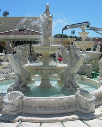 Fontana monumentale con cavalli e statua