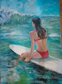 DONNA SEDUTA SUL SURF