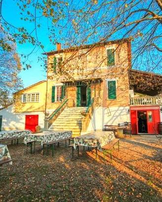 Villa di 450 m² con più di 5 locali e box auto a P