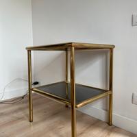 Tavolino color oro con 2 ripiani vetro