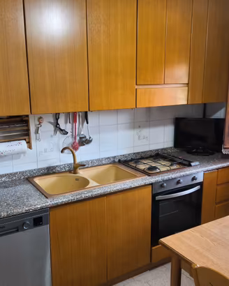 Cucina con elettrodomestici, tavolo e 4 sedie