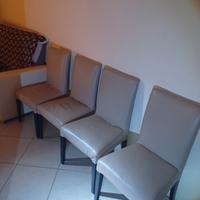 sedie un po' scucite nella piega della sedia