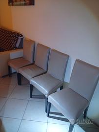 sedie un po' scucite nella piega della sedia