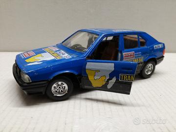 Modello alfa romeo 33 transafricana scura burago