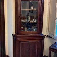 Elegante vetrina angolare in legno massello