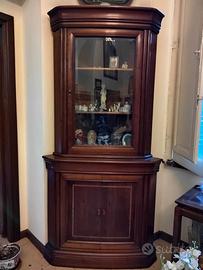 Elegante vetrina angolare in legno massello