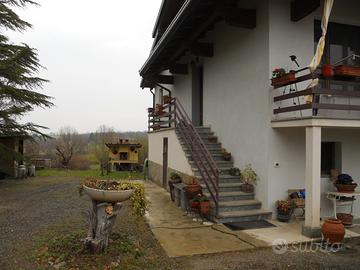 Casa nelle colline del Monferrato pieno verde