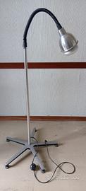 Lampada scialitica ambulatoriale su piantana