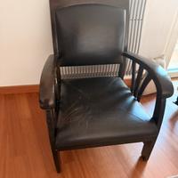 Poltrona in legno con seduta in cuoio