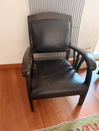 Poltrona in legno con seduta in cuoio