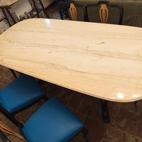 Tavolo in marmo con venature rosa