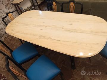 Tavolo in marmo con venature rosa