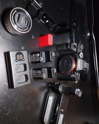 Sony A7 II con grip verticale, 16-50 e accessori