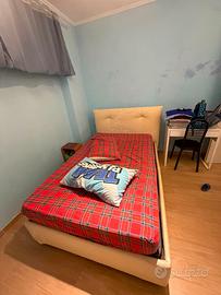 Letto a una piazza e mezzo con materasso