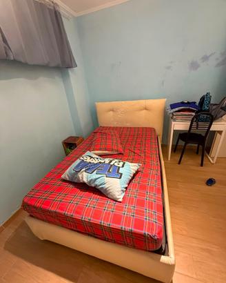 Letto a una piazza e mezzo con materasso