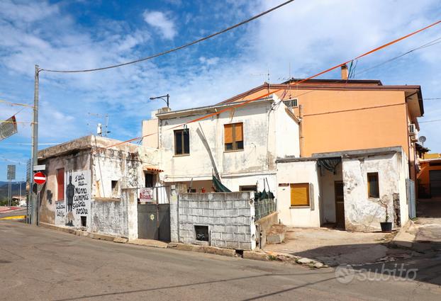 Casa indipendente su due livelli con cortile