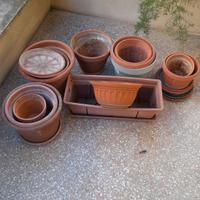 vasi e sottovasi per piante in terracotta e plasti
