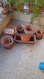 vasi e sottovasi per piante in terracotta e plasti