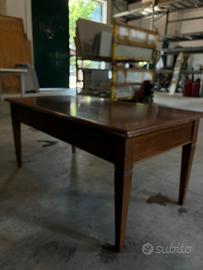 Tavolino in legno scuro