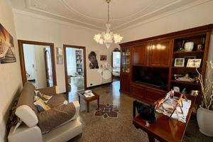 5 LOCALI A GENOVA