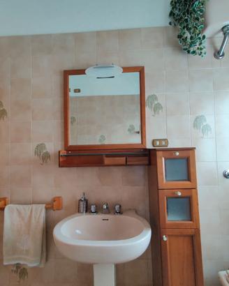 Arredamento completo bagno in legno ciliegio