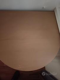 4 sedie in legno perfette, scrivania con rotelle  