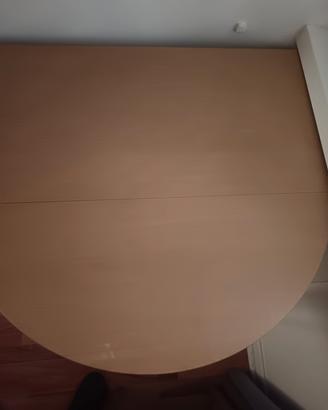 4 sedie in legno perfette, scrivania con rotelle  