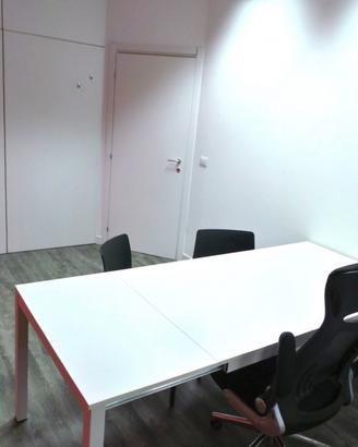 Ufficio arredato in co-working
