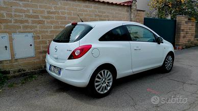 macchina opel corsa 