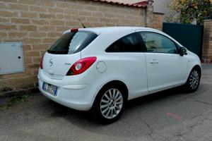 macchina opel corsa 