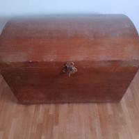 Vecchio baule da camera in legno