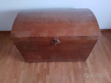 Vecchio baule da camera in legno