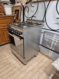 cucina quattro fuochi in acciaio con forno elettri