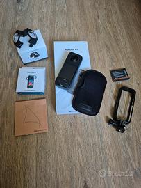 Telecamera Insta 360 X3 con molti accessori
