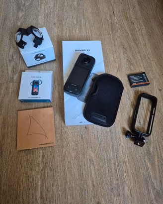 Telecamera Insta 360 X3 con molti accessori